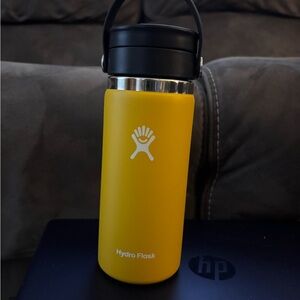 Hydro Flask Sunshine Yellow Bottle with Black Lid
